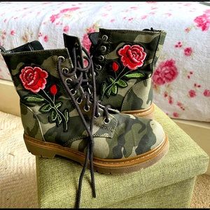 SODA CAMO FLOWER military styled combat boots